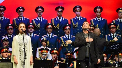 Haluk Levent, Aleksandrov Kızılordu Korosu’yla sahneye çıkan ilk solist oldu - Resim : 2