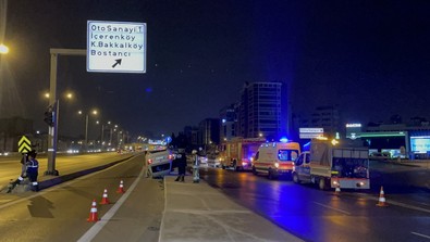 Kadıköy'de refüje çarpan otomobil takla attı! - Resim : 1