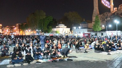 Kadir Gecesi'nde İstanbul'da camiler doldu taştı - Resim : 3