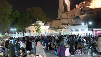 Kadir Gecesi'nde İstanbul'da camiler doldu taştı - Resim : 2