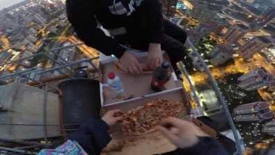 Ataşehir'de 200 metre vinç üzerinde iftar yaptılar - Resim : 1