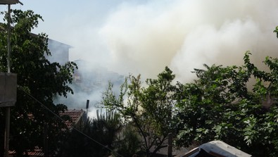 Yangına hortumlu müdahale! Pendik’te yanan gecekonduya vatandaşların müdahelesi - Resim : 1