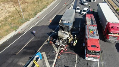 İstanbul'da korkunç kaza! Şoför feci şekilde can verdi: Otoyolda trafik kilitlendi - Resim : 2