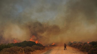 Çeşme'deki orman yangının nedeni belli oldu: 7 kişi gözaltına alındı! Alevler santralin etrafını sardı, otoyol trafiğe kapatıldı - Resim : 1