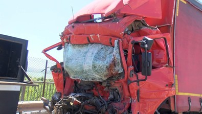 TEM'de peş peşe hafriyat kamyonu kazaları! Saatlerce beklediler - Resim : 2