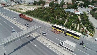 Arnavutköy'de demir yüklü kamyon İETT otobüsünü biçti: 5 yaralı - Resim : 1