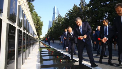 Bakan Koca'dan Bakü'de Azerbaycan ve Türk şehitliğine ziyaret - Resim : 1