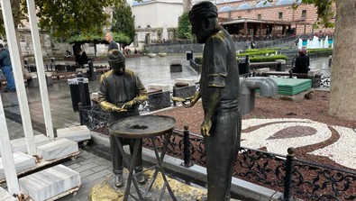 Yok artık dedirten olay! Eminönü'nde Simitçi Heykeli'ndeki simitleri çaldılar - Resim : 2