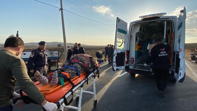 Direğe çarpan kamyonet hurdaya döndü! Feci kazada can pazarı: Ölüler ve yaralılar var - Resim : 2