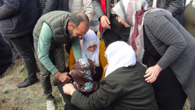 Kuduz nedeniyle hayatını kaybetmişti! Gözyaşlarıyla toprağa verildi! - Resim : 2