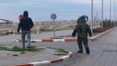 Kaldırımdaki şüpheli çantası polisi alarma geçirdi - Resim : 1