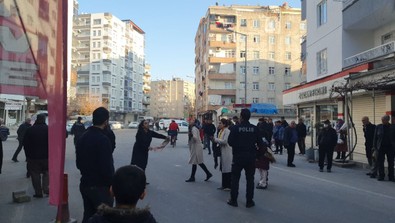 Çocuklarının gözü önünde eşinin boğazını kesti! Pencereye çıkıp tek bir şey dedi - Resim : 1