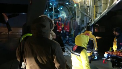 Depremde yaralanan vatandaşları taşıyan askeri uçak Atatürk Havalimanı'na indi - Resim : 1