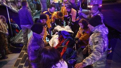 Depremde yaralanan 47 kişi TSK'nın kargo uçağıyla İstanbul'a getirildi - Resim : 1