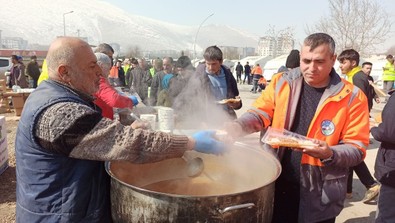 Depremzedelere çorba dağıtan adamın hikayesi yürekleri dağladı! - Resim : 1