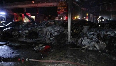 Kurşunlanan oto galeri alev alev yandı! Lüks otomobiller küle döndü - Resim : 1