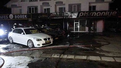 Kurşunlanan oto galeri alev alev yandı! Lüks otomobiller küle döndü - Resim : 2
