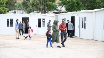 Depremzedeler oy kullanmak için sandık başında - Resim : 1