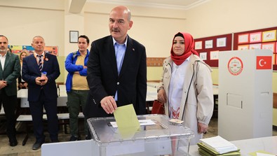 Türkiye sandık başında! Bakanlar oylarını kullandı - Resim : 1