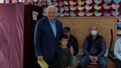 Binali Yıldırım'dan kabinden geç çıkan eşine esprili yanıt: Ne oldu hanım karar veremedin mi? - Resim : 1