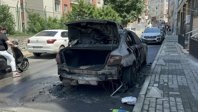 Üsküdar'da lüks otomobil alev alev yandı! Araç küle döndü - Resim : 2