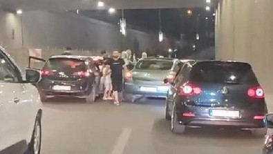 Alt geçidi kapatıp düğün halayı çektiler: Sorumsuz davranışları cezasız kalmadı - Resim : 1