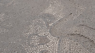 Elazığ'da tarlasını süren çiftçinin traktörünün pulluğuna takılan şey herkesi hayretler içerisinde bıraktı. Traktörden inip bakınca gözleri fal taşı gibi açıldı - Resim : 1