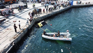 Çalışmalar 7 saat sürdü: Eminönü'nde denize düşen İETT otobüsü kurtarıldı - Resim : 1