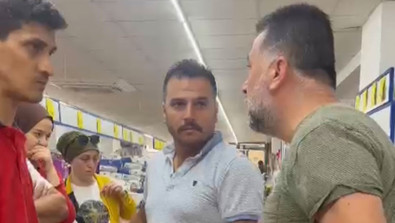 Oğlunu alışverişe gönderdi, fişte gördüğü fiyattan şüphelenince marketi bastı! "Hırsızsınız!" - Resim : 1