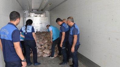 İhbar üzerine aranan tırdan 5 ton kaçak kırmızı et ve sakatat çıktı - Resim : 2