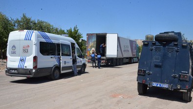İhbar üzerine aranan tırdan 5 ton kaçak kırmızı et ve sakatat çıktı - Resim : 1