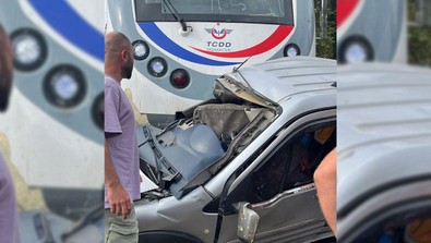 Hemzemin geçitte yolcu treni ile çarpışan otomobil sürücüsü ağır yaralı olarak hastaneye kaldırıldı - Resim : 1