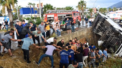 Bodrum'da feci kaza: Midibüs dere yatağına uçtu, yolcular kırılan araç camından tahliye edildi - Resim : 2