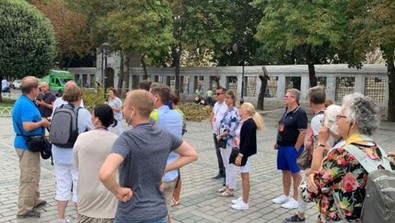 Sultanahmet'te dev ağaç turist grubunun üzerine devrildi! Rehberin ağacı fark etmesiyle faciadan dönüldü - Resim : 1