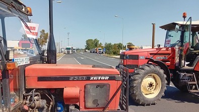 Bosna Hersek'te çiftçiler isyan etti, Hırvatistan sınır kapısını traktörlerle kapadılar! - Resim : 1