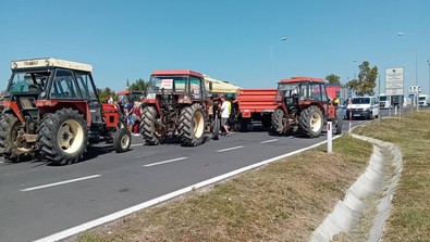 Bosna Hersek'te çiftçiler isyan etti, Hırvatistan sınır kapısını traktörlerle kapadılar! - Resim : 2