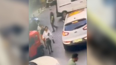 Genç kadını İstanbul'da sokak ortasında araca bindirip kaçırdılar: Çevredekiler şaşkın bakışlarla olan biteni izledi, o anlar kamerada... - Resim : 1