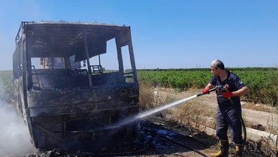 Çalıştıkları tarlada anlaşmazlık yaşayan işçiler birbirine girdi! 4 kişi yaralandı, 1 minibüs yakıldı - Resim : 1