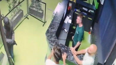 Haraç anlaşmazlığı yüzünden spor salonunu kurşunladılar! 2 sporcu yaralandı - Resim : 1