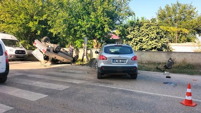 Ters yönde ilerleyen otomobiller kafa kafaya çarpıştı! 3 kişi yaralandı - Resim : 2