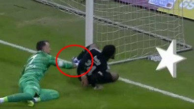 Galatasaray'ın yaşayan efsanesi Muslera, maçta yaptığı hareketle Türkiye'nin kalbini yine fethetti... O heyecanla göremedik. Helal olsun sana büyük adam - Resim : 1