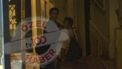 Ünlü oyuncunun sevgilisi, eşinden ayrı yaşayan oyuncu çıktı! Beyoğlu'nu romantizme boğan aşıklar: Aşktan ilk görüntüler sadece tv100'de - Resim : 3