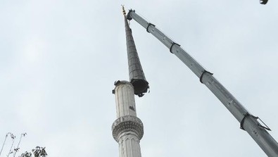 Bahçelievler'de deprem riskine karşı minareler kısaltıldı! 16 tonluk parça indirildi - Resim : 1