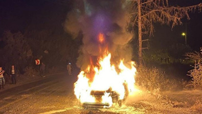 Marmaris'te seyir halindeki araç alev topuna döndü! Yaralanan sürücü hastaneye kaldırıldı - Resim : 1