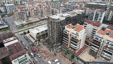Bursa'da alev alev yanan iş merkezi resmen kül oldu, iş merkezinde ofisi olan vatandaş, 'Yangın gündüz olsaydı felaketi yaşardık' - Resim : 1