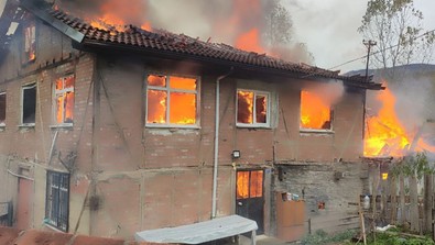 Bartın'da bir evde çıkan yangın kısa sürede büyüdü, alevler yandaki evi de sardı! - Resim : 1