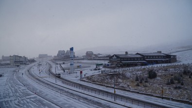 Kış turizminin uğrak noktası Erciyes Kayak Merkezi yoğun kar yağışı ile karşı karşıya - Resim : 1