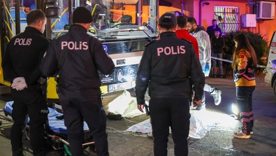 Sancaktepe'de feci kaza! Bir kadın İETT otobüsünün altında kalarak can verdi, şoför korkudan bayıldı! - Resim : 1