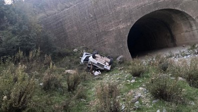 Metrelerce yüksekten dere yatağına düştü! 1 ölü 3 yaralı - Resim : 1