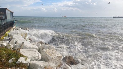 Tekirdağ'da şiddetli lodos: Dev dalgalar kıyıya vurdu - Resim : 1